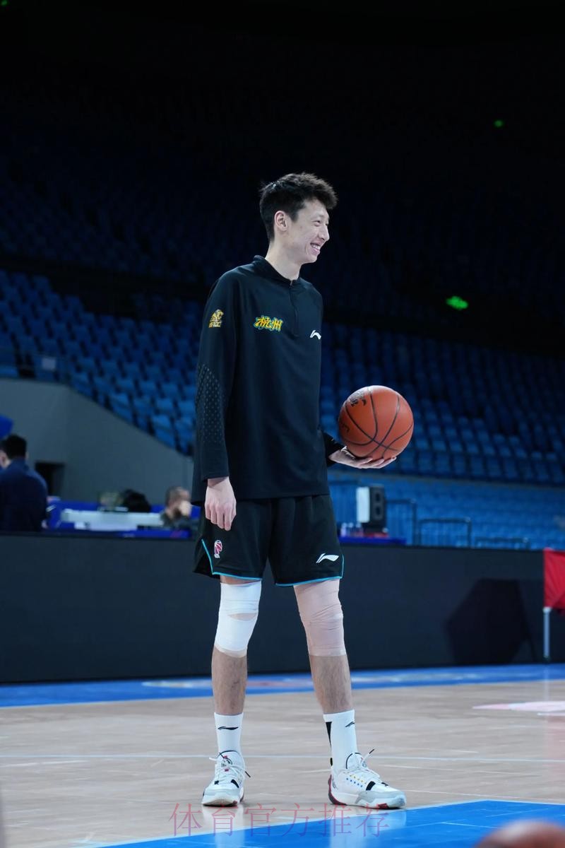 赵岩昊全场出战20分钟，8中2得到8分1板1助攻1抢断1盖帽